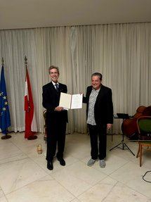 Entrega do Ehrenzeichen ao violinista Rudi Berger